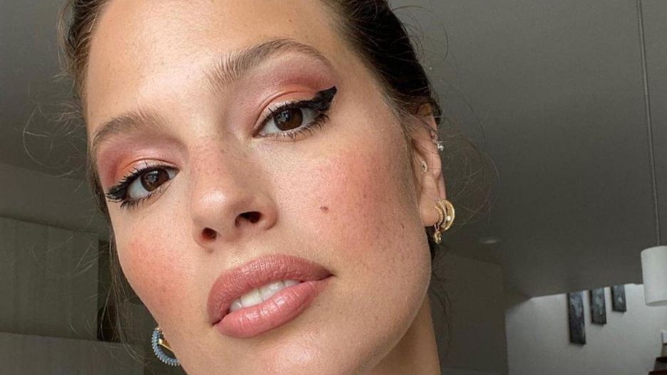 Ashley Graham pokazała produkt, dzięki któremu odrastają włosy