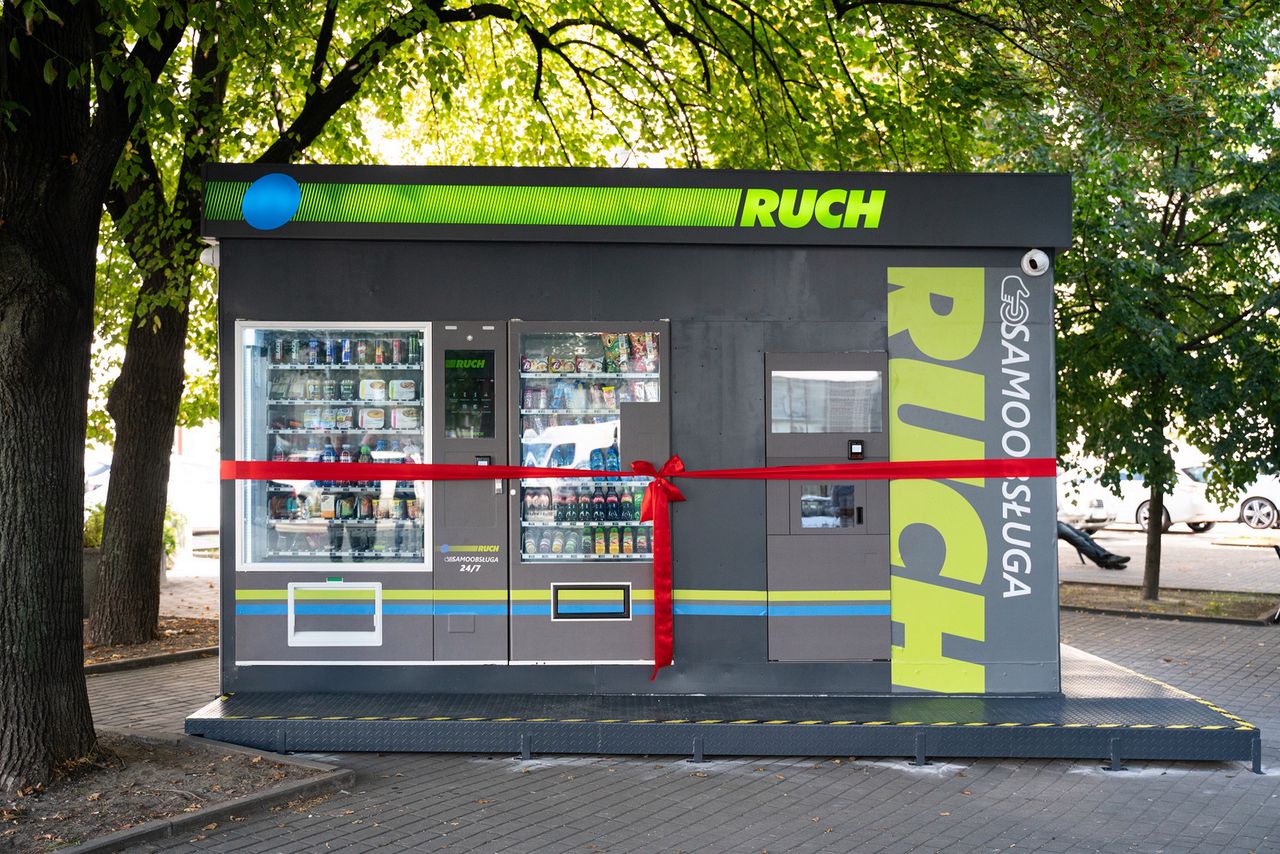 Kiosk, w którym nie ma kioskarza. Ruch stawia na samoobsługę