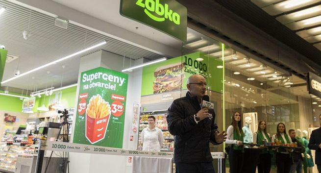 Żabka otworzyła sklep numer 10 tys. Jest w nim robot serwujący hot dogi