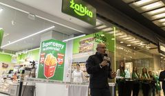 Żabka otworzyła sklep numer 10 tys. Jest w nim robot serwujący hot dogi