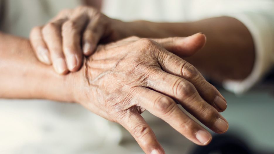 Close up hands of senior elderly woman patient suffering from pakinson's desease symptom. Mental health and elderly care concept
Close up hands of senior elderly woman patient suffering from pakinson's desease symptom. Mental health and elderly care concept
ipopba
tremor, parkinson's