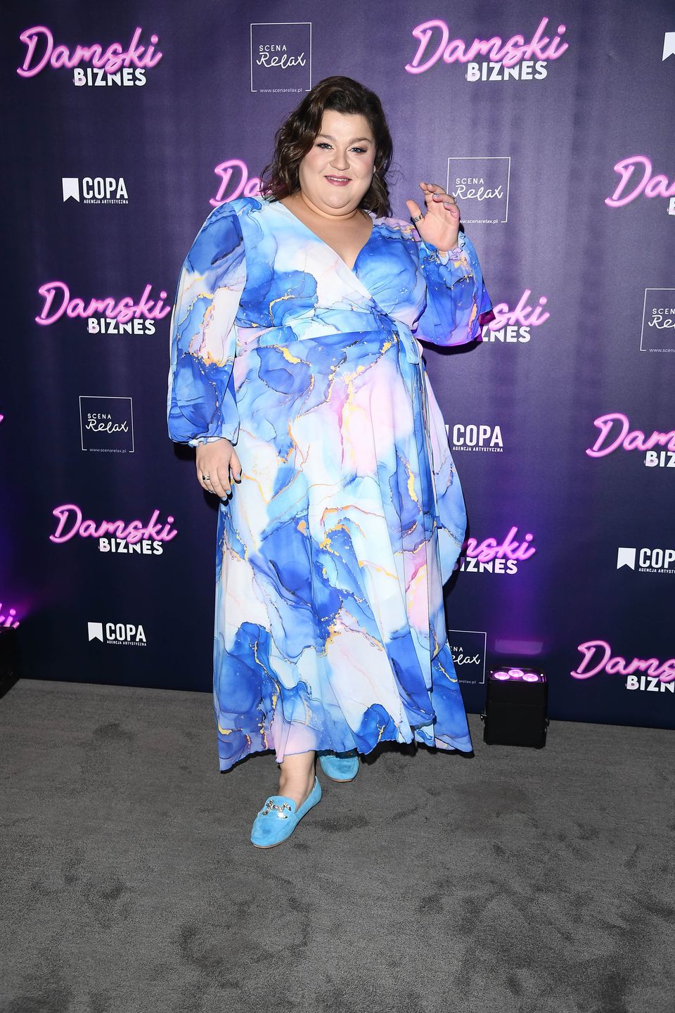 Dominika Gwit pozuje na premierze spektaklu