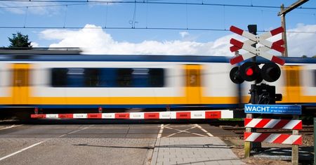 Film dnia. Nietypowe, sprytne rozwiązanie. Przejazd kolejowy na żądanie!