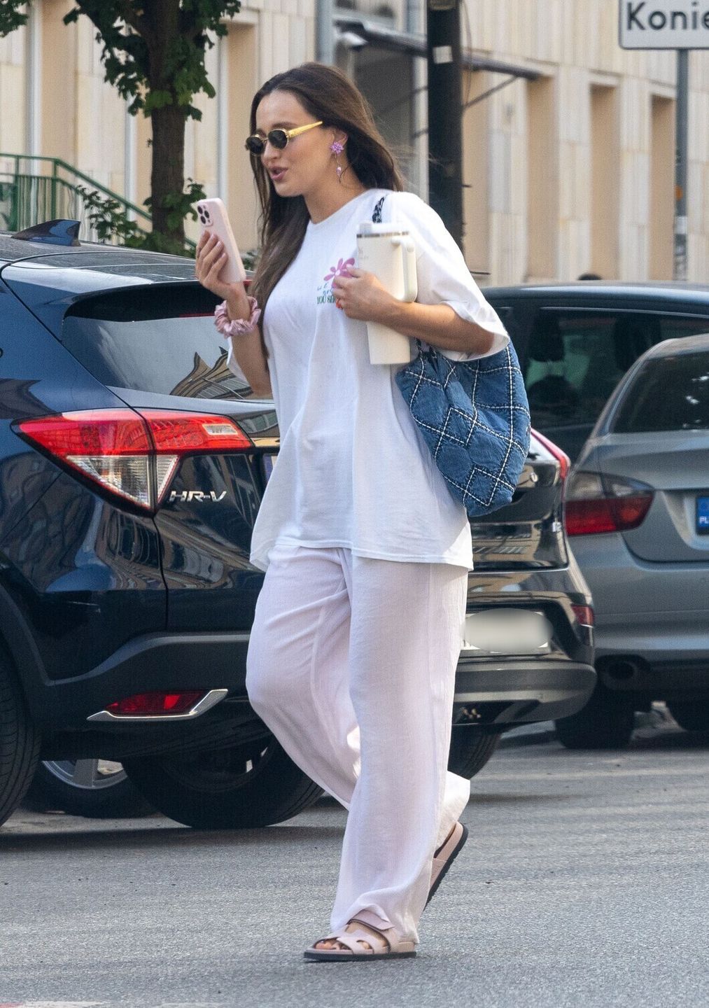 Marina Łuczenko załatwia sprawunki na mieście