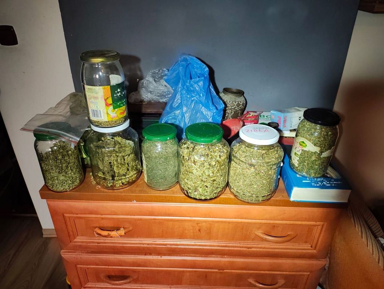 Pow. rzeszowski: Po pijaku demolował samochody. Miał przy sobie trochę narkotyków, a w domu prawie kilogram marihuany