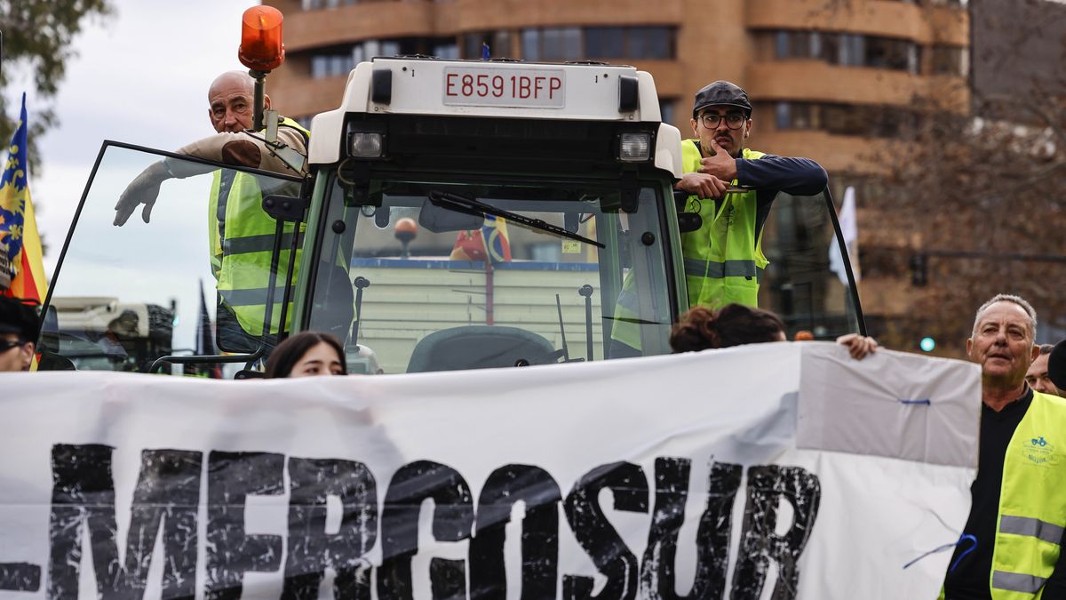 VALENCIA, SPAIN - JANUARY 26: Several people during the tractorada in protest against the EU-Mercosur agreement, on 26 January, 2026 in Valencia, Valencian Community, Spain. The tractorada has been called by independent Valencian farmers' associations affiliated to the National Union of Independent Primary Sector Associations (Unaspi) against the EU-Mercosur trade agreement. (Photo By Rober Solsona/Europa Press via Getty Images)