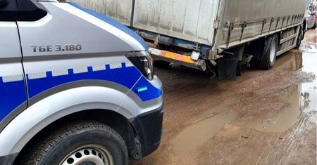 Ciężarówką bez koła wiózł 10 ton drewna. Tłumaczenie kierowcy było kuriozalne
