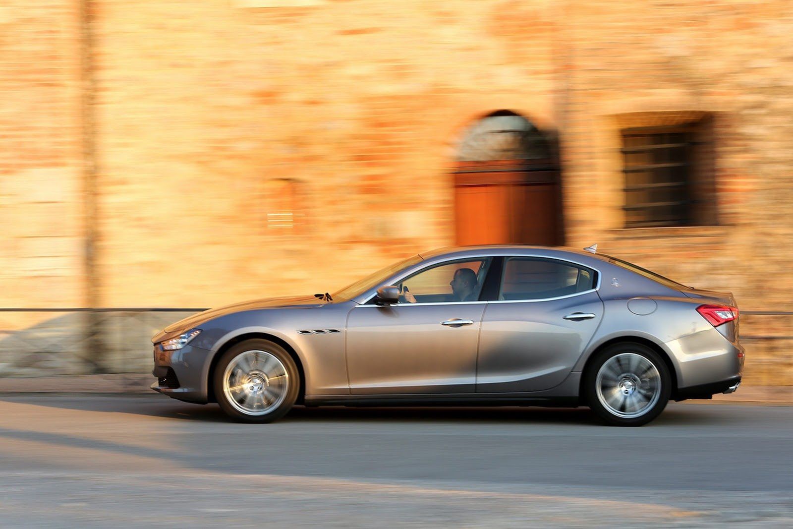 2014 Maserati Ghibli - Włosi wiedzą, co to piękno [galeria] 16
