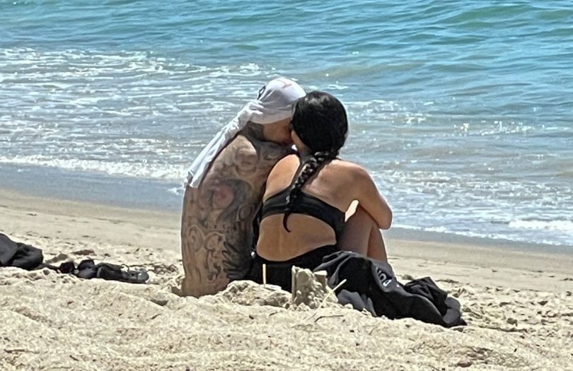 Kourtney Kardashian i Travis Barker wymieniają czułości na plaży