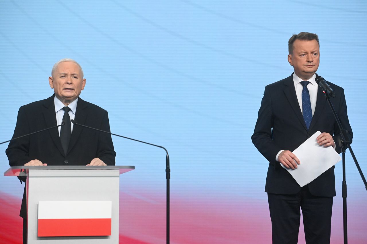 Jarosław Kaczyński i Mariusz Błaszczak podczas konferencji prasowej w siedzibie PiS 