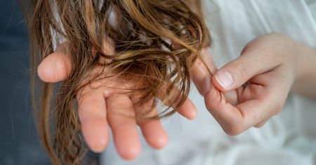 Nałóż na włosy przed imprezą sylwestrową. Będą wyglądały idealnie