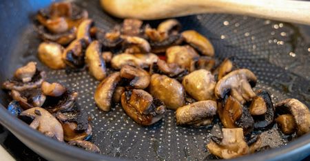 Dodaj kilka kropel. Tak "wyciągniesz" najlepszy smak pieczarek