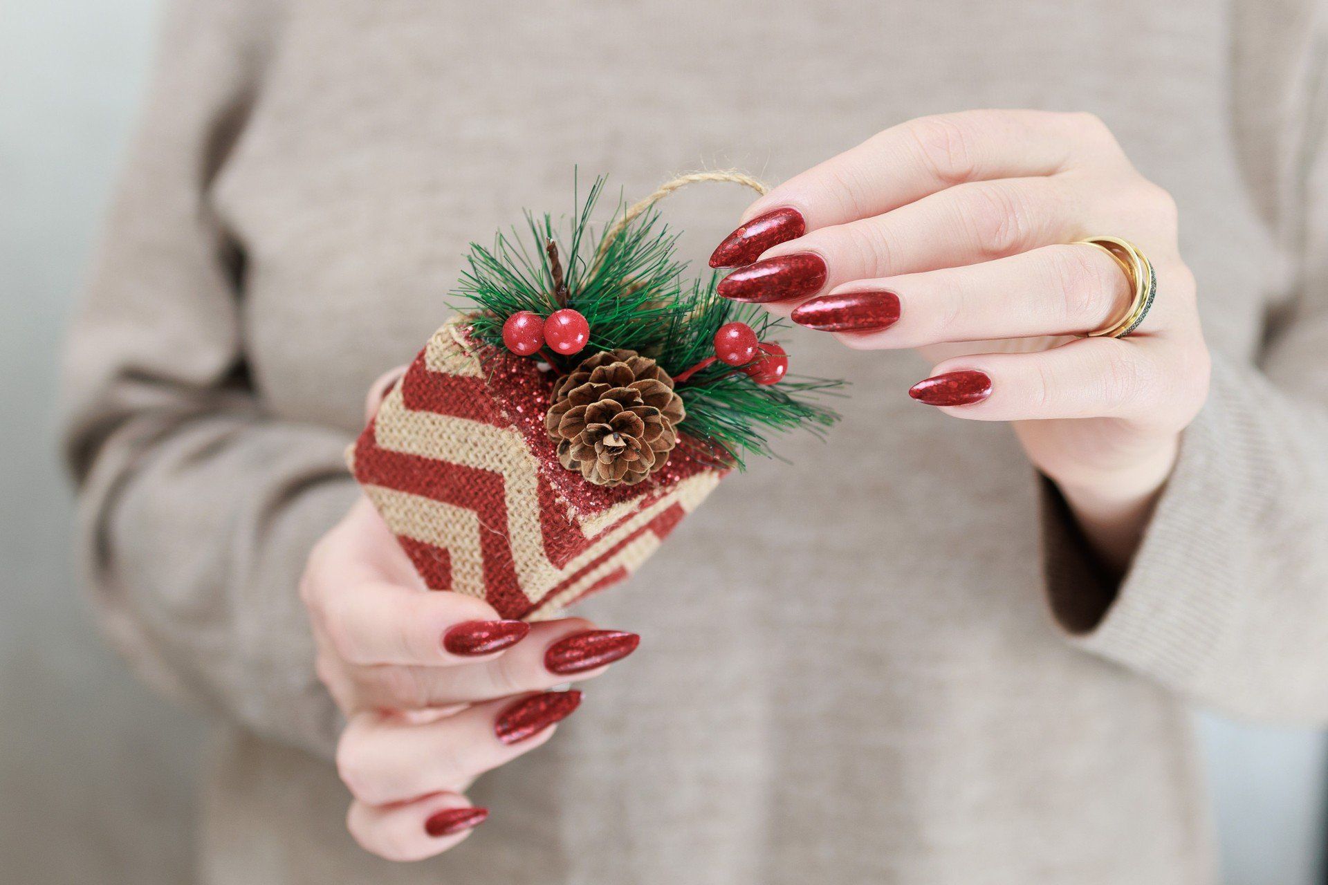 A może klasyczna czerwień z brokatowym twistem?