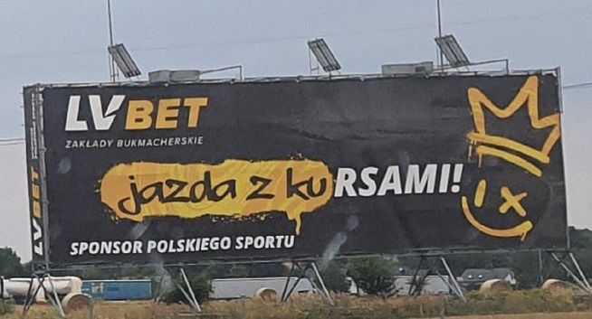 Bukmacher na billboardzie nawiązuje do hasła kiboli. Surowa ocena KER