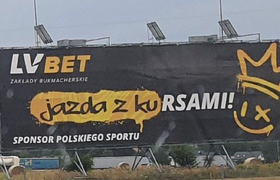 Bukmacher na billboardzie nawiązuje do hasła kiboli. Surowa ocena KER