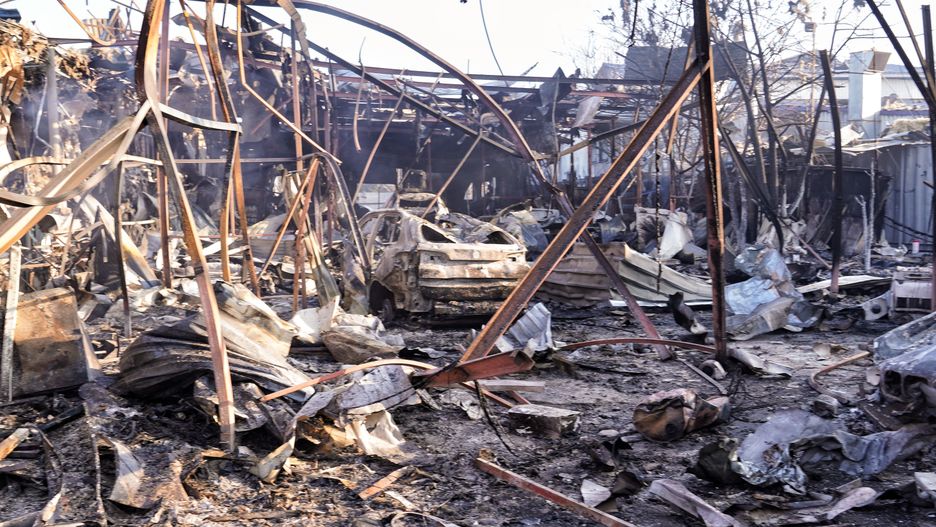 Odessa, Ukraina, 21.03.2025. Zniszczenia po rosyjskim ataku rakietowym w Odessie, 21 bm. Uszkodzonie zostało centrum handlowe, stacja benzynowa, budynki mieszkalne i sklepy. Trwa inwazja Rosji na Ukrainę. (aldg) PAP/Alena Solomonova