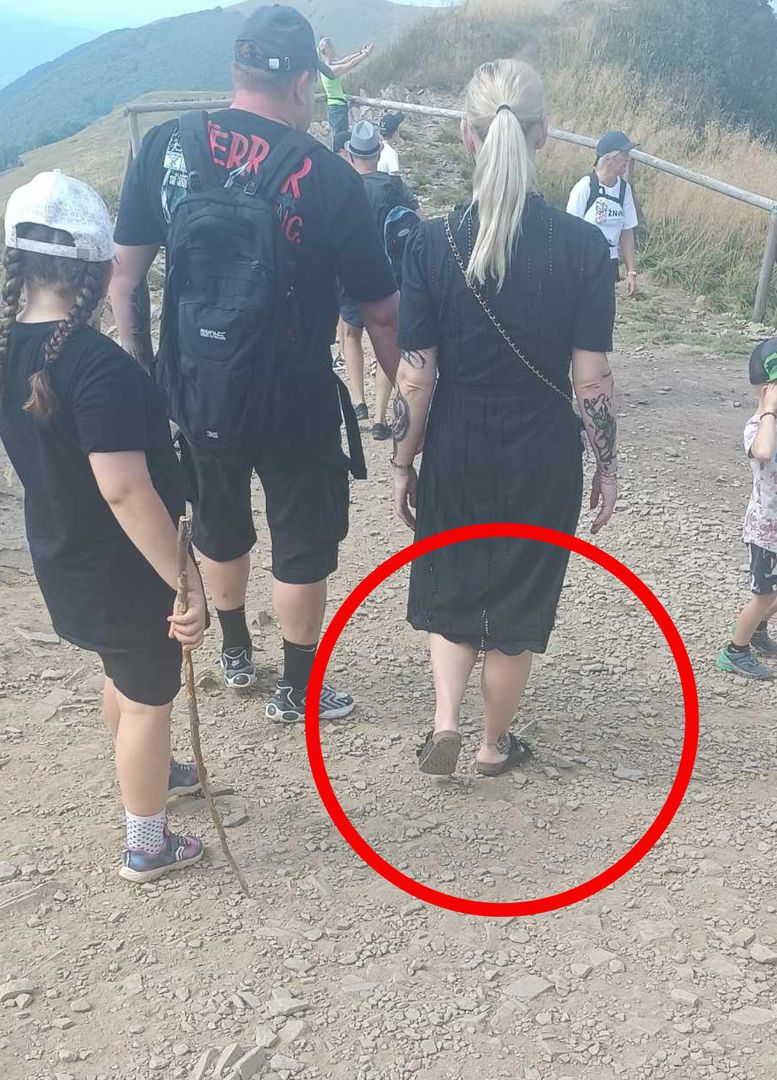 Kobieta chodziła po bieszczadzkim szlaku w klapkach i sukience