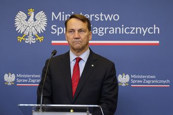 Sikorski kpi z sytuacji PiS. "Chciałbym, aby były co najmniej dwa"