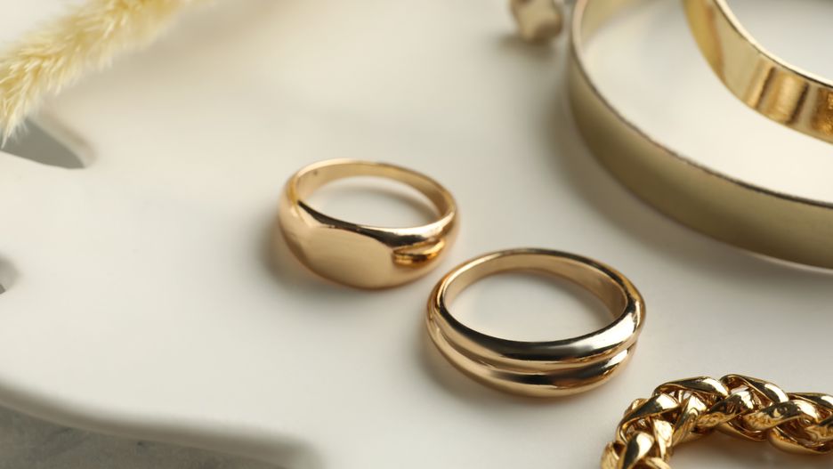 Seniorka oddała oszustom biżuterię 