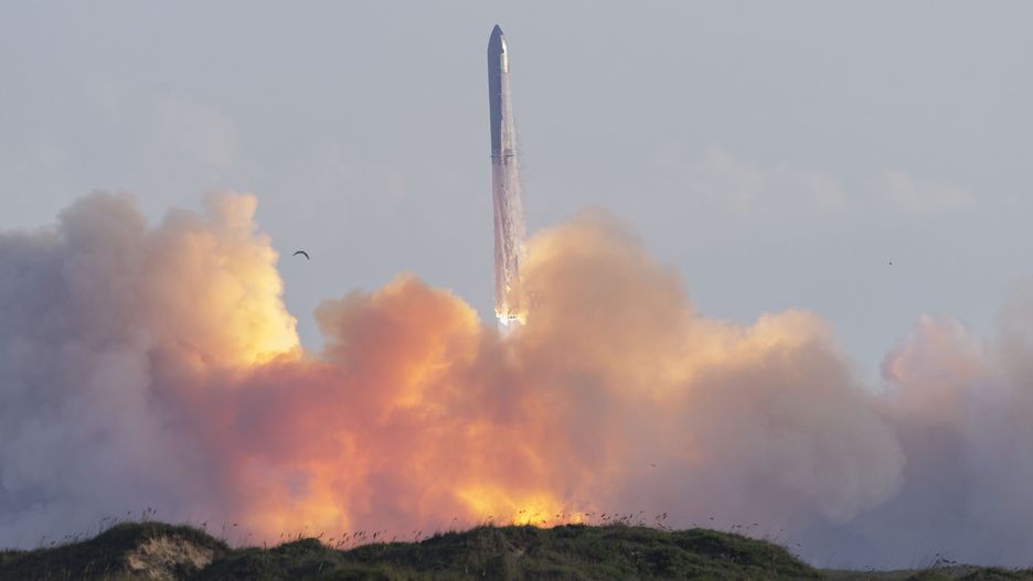 SpaceX's 10th Starship test rocket lifts off from their Starbase facility seen from South Padre Island, Texas, USA, 26 August 2025. Following several failures SpaceX's Starship, the largest and most powerful rocket ever built, launched following two prior days of delays. EPA/MICHAEL GONZALEZ Dostawca: PAP/EPA.