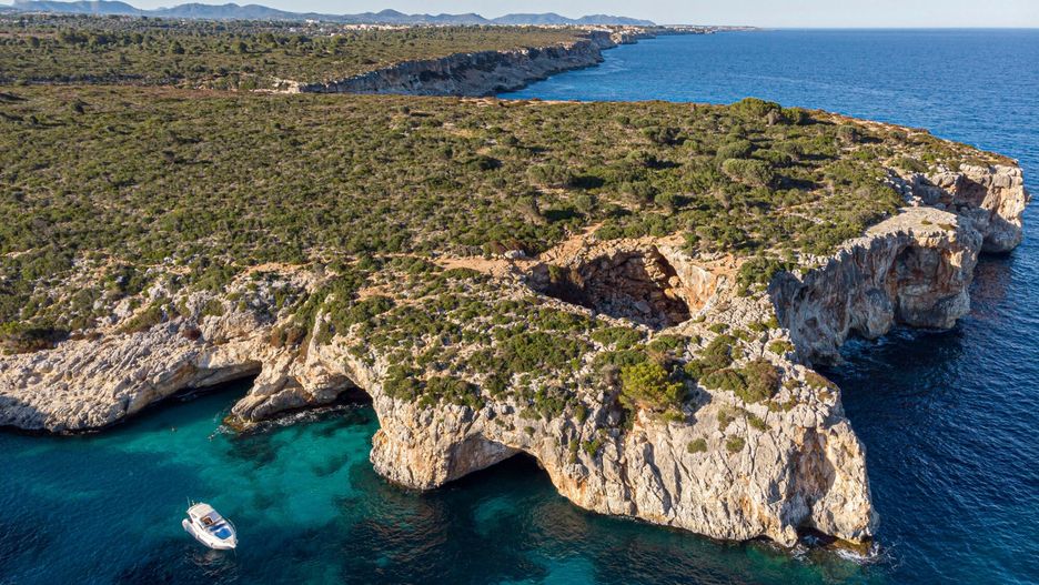 Cala Varques na Majorce przyciąga miłośników nurkowania.