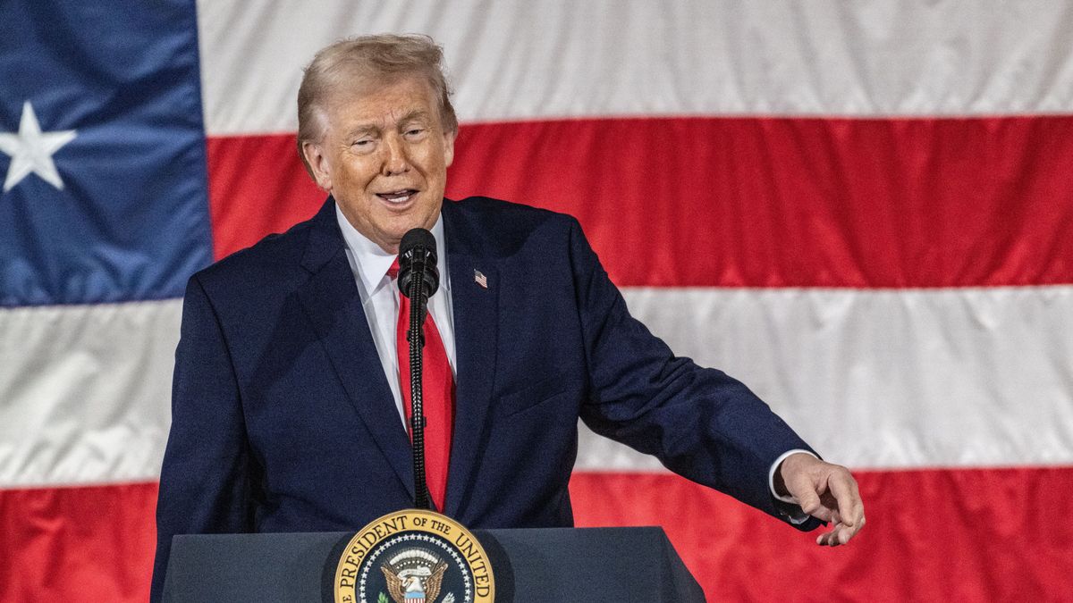 US President Donald Trump delivers remarks to service members and their families at Fort Bragg, North Carolina, USA, 13 February 2026. Trump met with US special forces members involved in the capture of former Venezuelan President Nicolas Maduro in early January. EPA/STAN GILLILAND Dostawca: PAP/EPA.