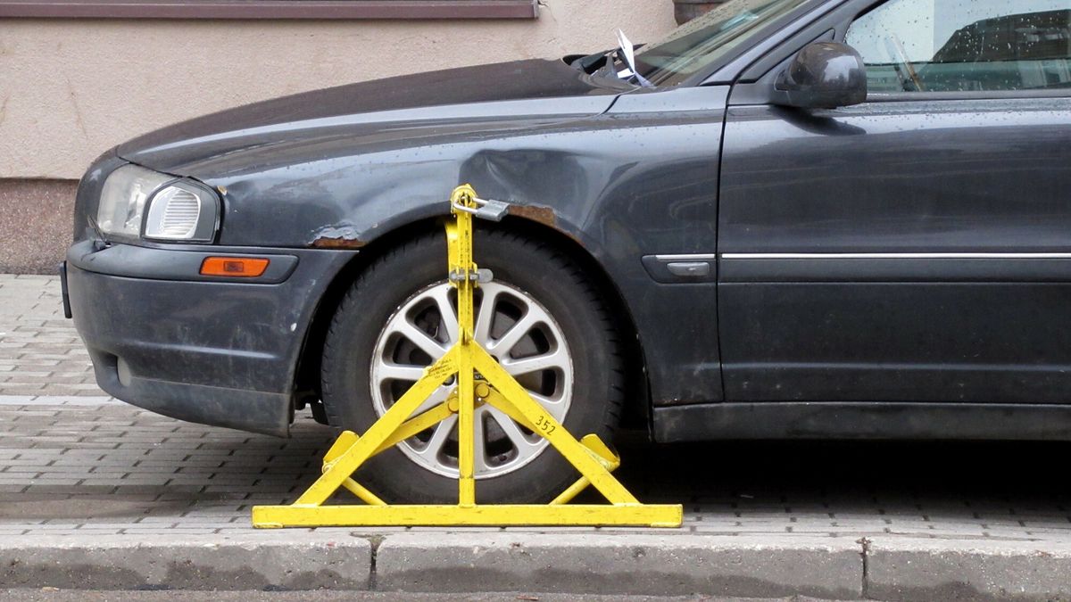 Stock MaBa
PHOTO: ZOFIA I MAREK BAZAK / EAST NEWS   Warszawa  dzielnica Praga Polnoc ulica Kowienska   N/Z Blokada na kolo samochodu zalozona za parkowanie poza niedawno wyznaczona strefa platnego parkowania na Nowej Pradze
MAREK BAZAK