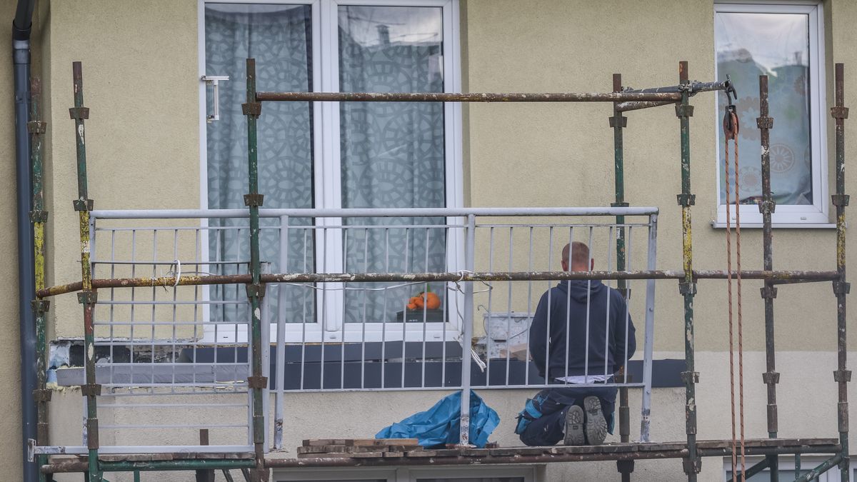 Daily Life In Gdansk
Construction worker during balcony repair work in an apartment block, laying waterproofing made from bituminous roofing felt is seen in Gdansk, Poland on 13 July 2020  (Photo by Michal Fludra/NurPhoto via Getty Images)
NurPhoto
ilustration, construction, waterproofing, staging, balcony repair work, apartment block, bituminous roofing felt, michal fludra, nurphoto
