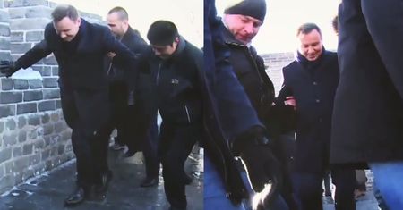 Andrzej Duda ślizga się na Wielkim Murze...