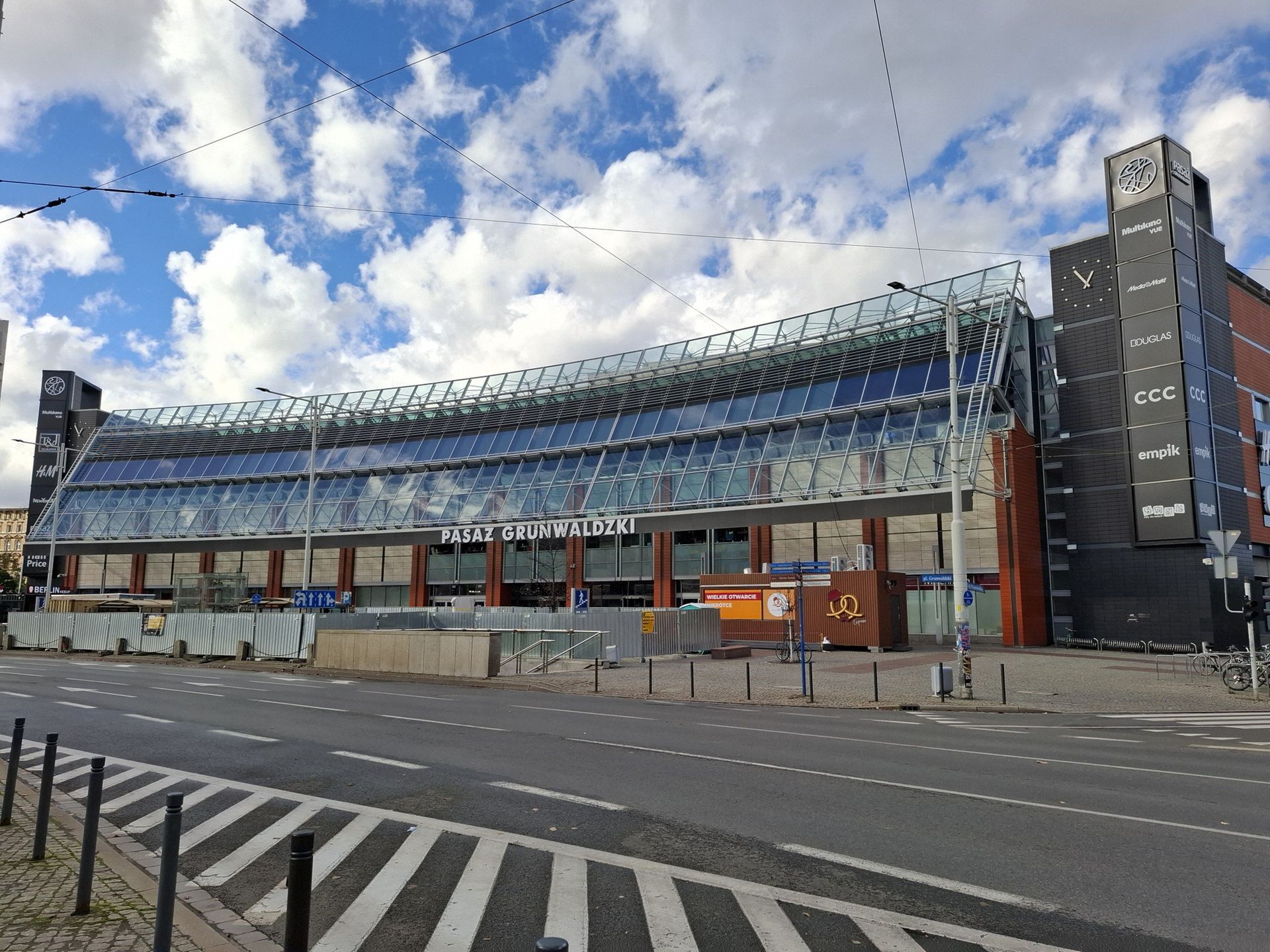 2. Targowisko przy ul. Marii Curie-Skłodowskiej i Mikołaja Reja/Pasaż Grunwaldzki i biurowiec Nobilis Business House