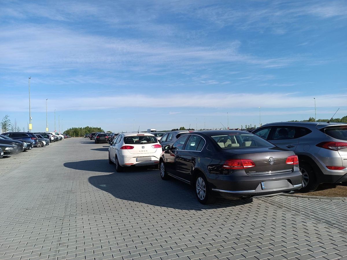 Kierowcy zostawiają swoje samochody poza miejscami przeznaczonymi do zaparkowania