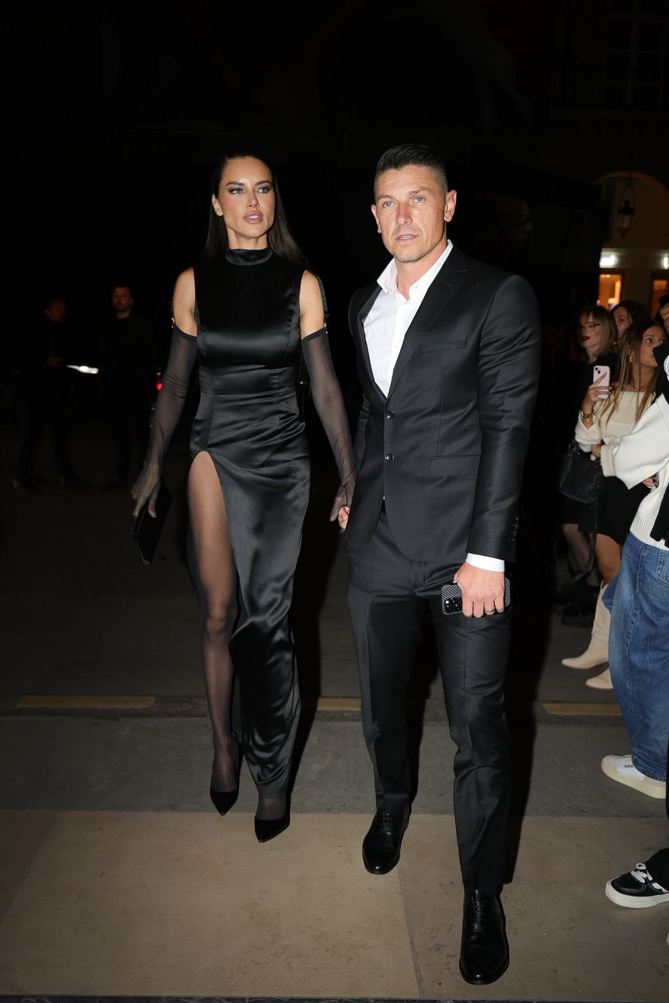 Adriana Lima w drodze na kolację podczas Paris Fashion Week