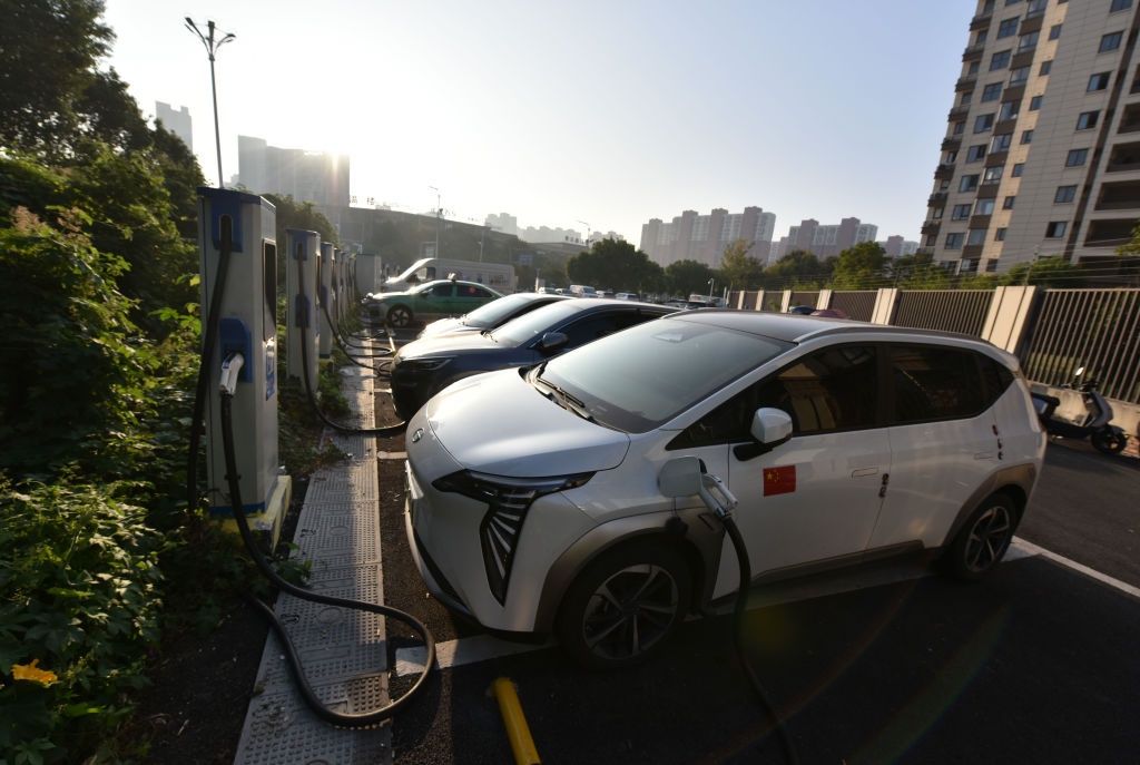 Chiny wprowadzają podatek na EV – co to oznacza dla rynku?
