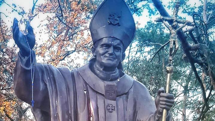 Legionowo. Pomnik Jana Pawła II pomazany czerwoną farbą