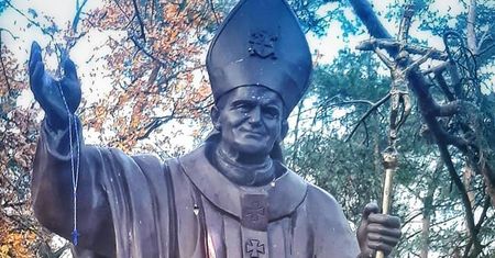 Legionowo. Zdewastowano pomnik Jana Pawła II. Czerwona błyskawica