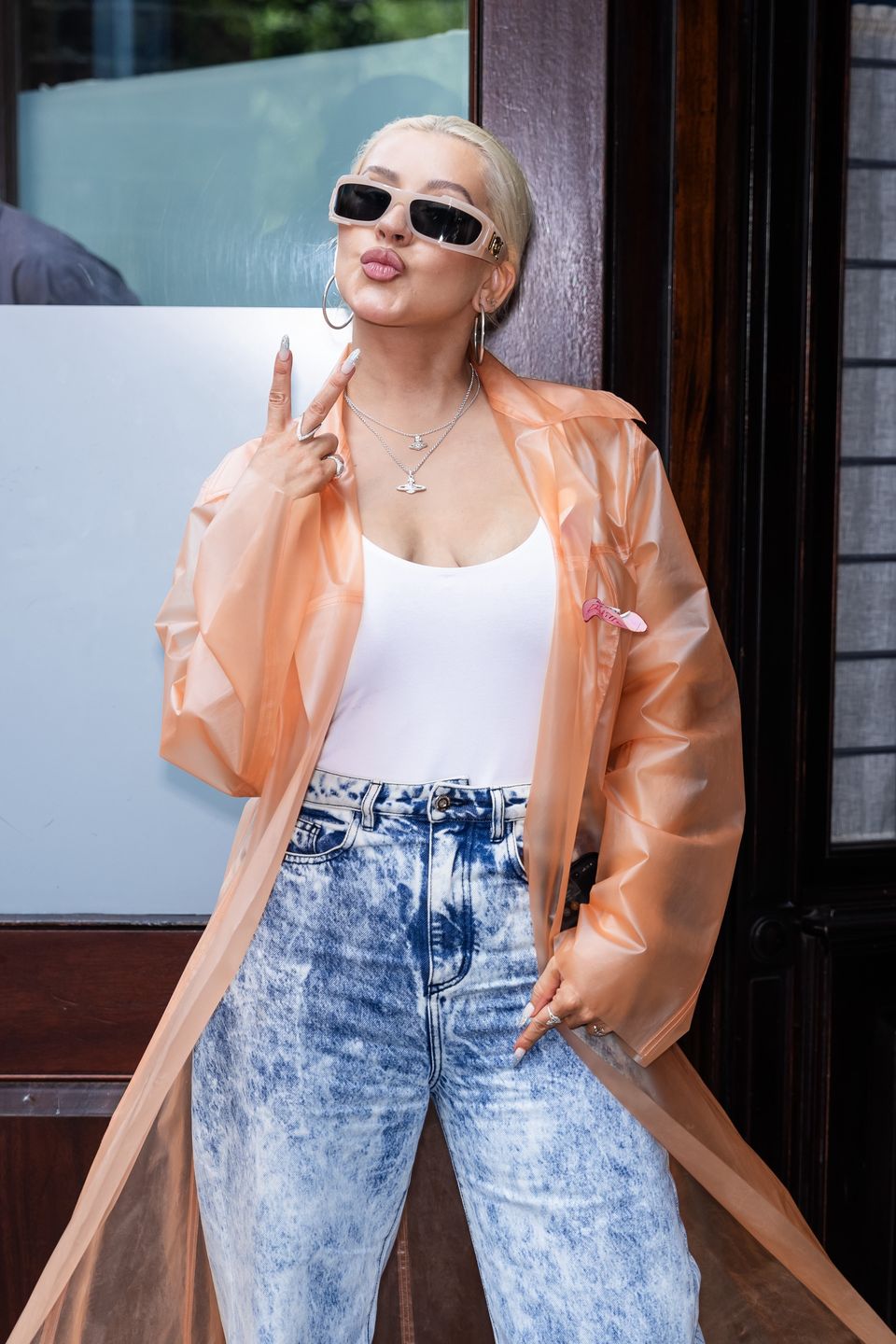 Christina Aguilera w plastikowym płaszczu 