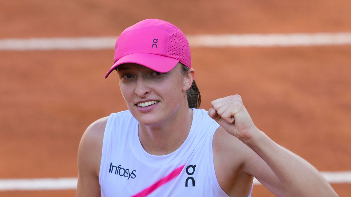 ROME, ITALY - MAY 16: Iga Swiatek of Poland celebrates a victory against Coco Gauff of United States at the end of the Women's Singles Semifinals on Day Eleven of the Internazionali BNL D'Italia 2024  at Foro Italico on May 16, 2024 in Rome, Italy. (Photo by Silvia Lore/Getty Images)