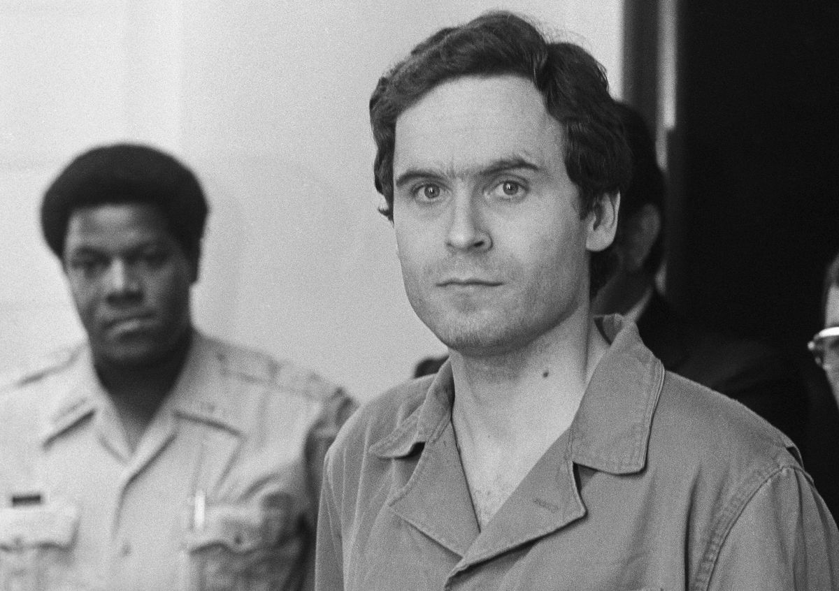 Ted Bundy w sądzie hrabstwa Leon podczas odczytywania przez szeryfa aktu oskarżenia