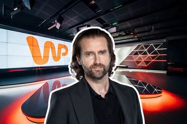 Michał Brański na tle studia wideo Wirtualnej Polski
