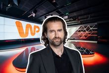 Michał Brański na tle studia wideo Wirtualnej Polski