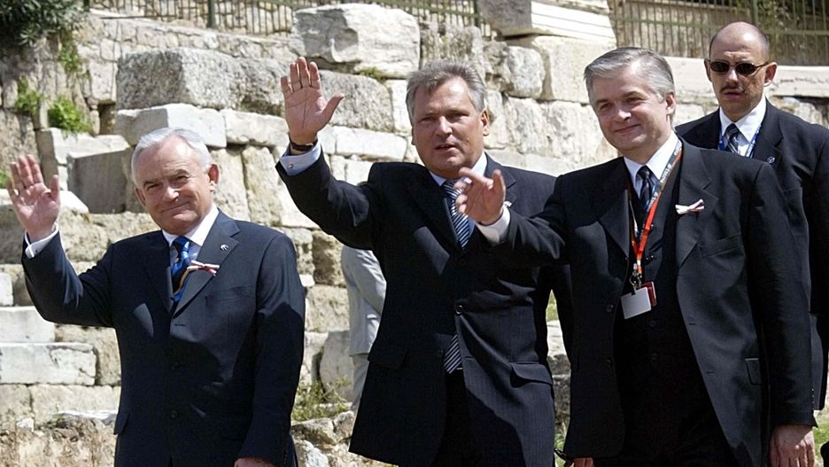 Pemier Leszek Miller, prezydent Aleksander Kwaśniewski i szef MSZ Włodzimierz Cimoszewicz podczas ateńskiego szczytu, na którym przywódcy 25 krajów, w tym Polski, podpisali traktat o rozszerzeniu Unii Europejski w maju 2004 roku. 