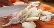 4 sprawdzone sposoby na krojenie cebuli. Dzięki nim nie zalejesz się łzami