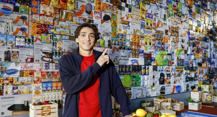 "Jump of the Year". Armand Duplantis w kampanii Lidla skacze przez ścianę z produktów marki
