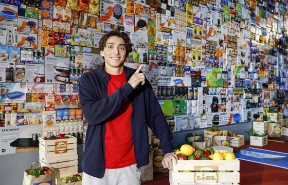 "Jump of the Year". Armand Duplantis w kampanii Lidla skacze przez ścianę z produktów marki