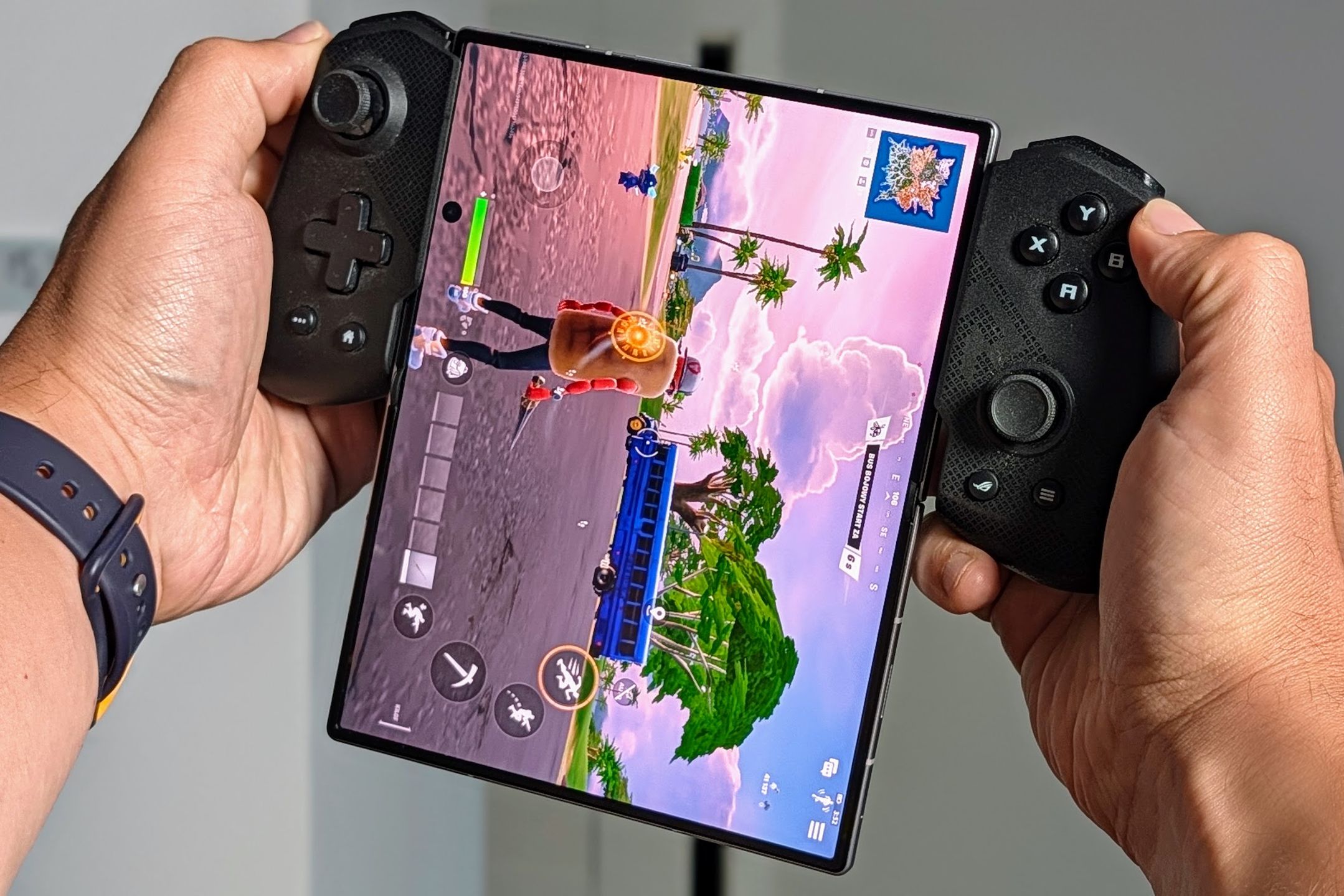 Samsung Galaxy Z Fold 8 z podłączonym gamepadem