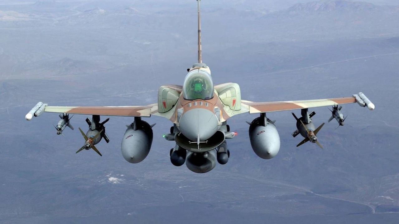 Izraelski samolot F-16I Sufa z czterema pociskami powietrze-powietrze i dwiema bombami kierowanymi