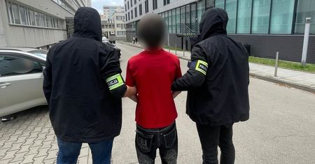 Nocny rajd "grafficiarza" po Krakowie. Zatrzymany 18-latek usłyszał siedem zarzutów