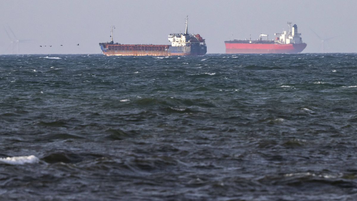 Statki Caffa (L) i Sea Owl u wybrzeży Trelleborga