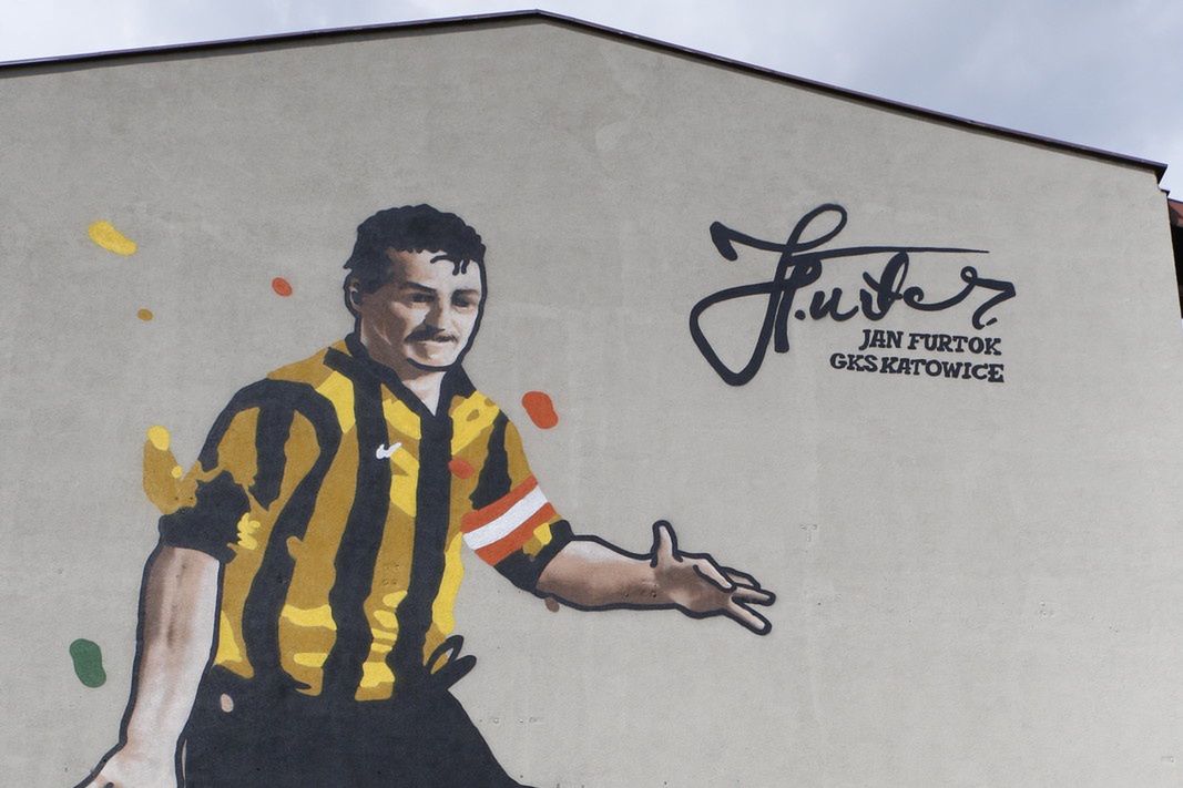 Katowice. Wizerunek Jana Furtoka, legendy GKS Katowice, ozdobił jedną z kamienic w śródmieściu. 