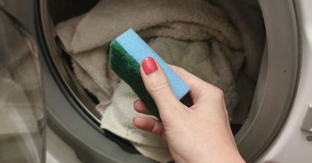 Wrzuć gąbkę do prania. Uciążliwy problem zniknie